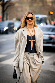 grey suit, oversized suit, cut out top, black top, black handbag, mini bag, acne studios bag, acne studios, adenorah, anne laure mais, street style, jonathan paciullo, FW, frenchystyle, fashion week, AUTUMN WINTER 2022-2023, FALL WINTER 2022_2023, FW 22-23, PFW, PARIS, vertical, detail