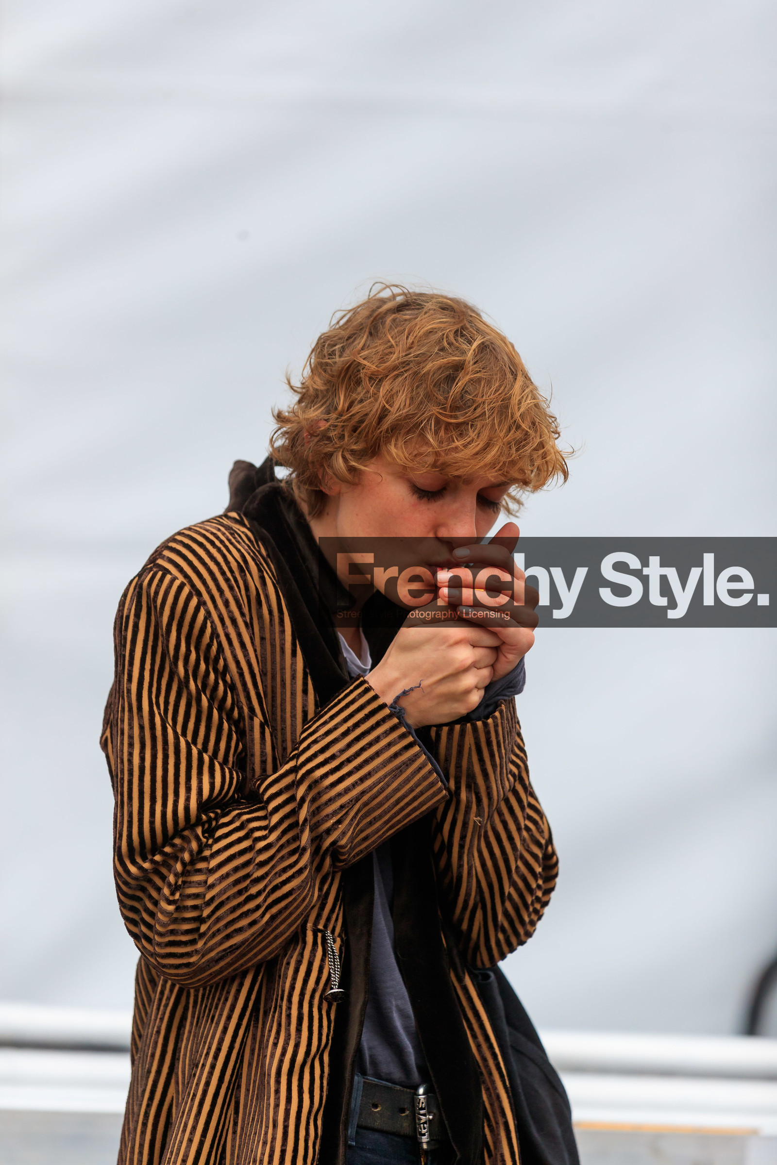 model, striped coat, striped jacket, velvet jacket, velvet coat, yellow jacket, yellow coat, brown jacket, brown coat, pyjama jacket, pyjama look, grunge look, fashion week, frenchystyle, FW, jonathan paciullo, street style, SPRING SUMMER 2020, SS 20, PFW, PARIS, vertical, atmosphere details, detail
