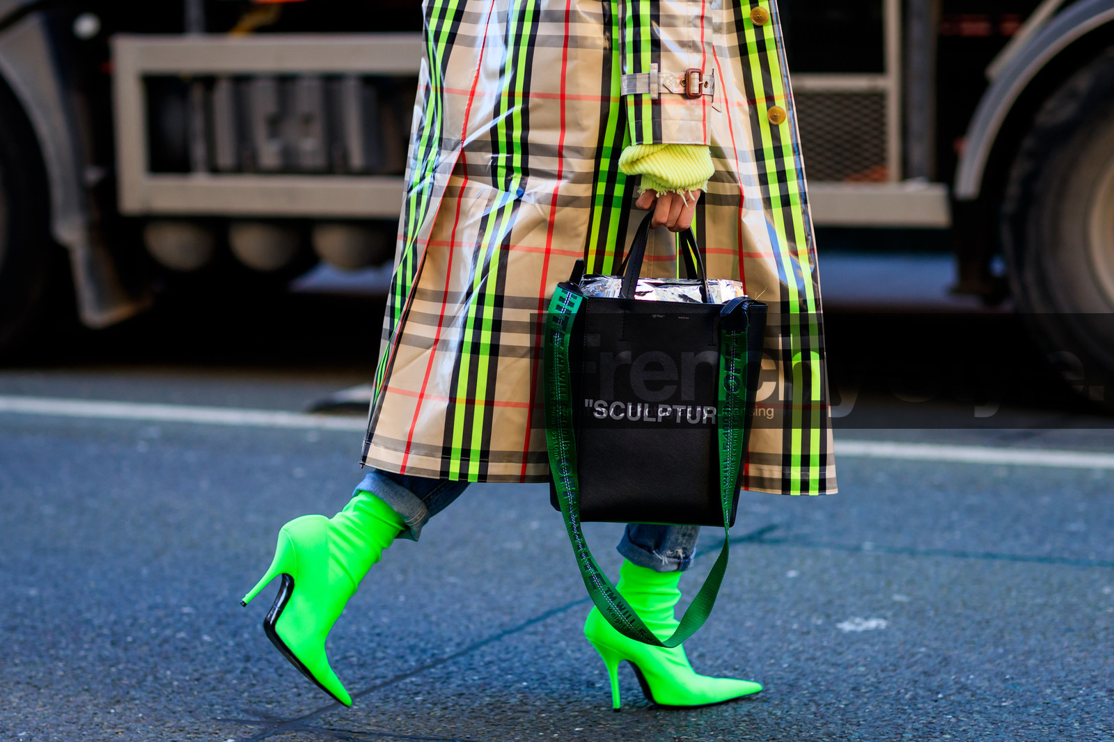 beige coat, black bag, burberry, checked, fluo, graphic bag, graphic jacket, green boots, high heels, leather bag, leather shoes, off white, plaid, printed bag, printed jacket, tartan, trench coat, fashion week, frenchystyle, FW, jonathan paciullo, street style, LFW, LONDON, AUTUMN WINTER 2018-2019, AW 18-19, FALL WINTER 2018-2019, FW 18-19, horizontal, atmosphere details, detail, Tiffany Hsu