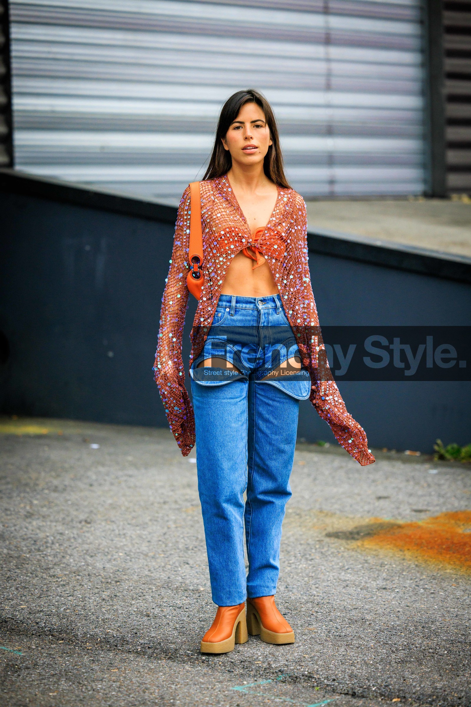 fishnet top, orange top, orange bra, sparkling top, orange handbag, cutout jeans, orange boots, platform boots, coperni, nina urgell cloquell, street style, jonathan paciullo, FW, frenchystyle, fashion week, AUTUMN WINTER 2022-2023, FALL WINTER 2022_2023, FW 22-23, PFW, PARIS, full length, vertical