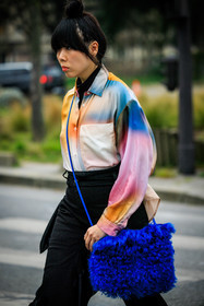 multicolor shirt, black trousers, baggy pants, fringe hair, furry bag, blue bag, crossbody bag, susie lau, street style, jonathan paciullo, FW, frenchystyle, fashion week, AUTUMN WINTER 2022-2023, FALL WINTER 2022_2023, FW 22-23, PFW, PARIS, vertical, detail