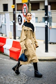 classic trench, beige trench, black shirt, black boots, platform boots, black handbag, leather bad, small bag, street style, jonathan paciullo, FW, frenchystyle, fashion week, AUTUMN WINTER 2022-2023, FALL WINTER 2022_2023, FW 22-23, PFW, PARIS, full length, vertical