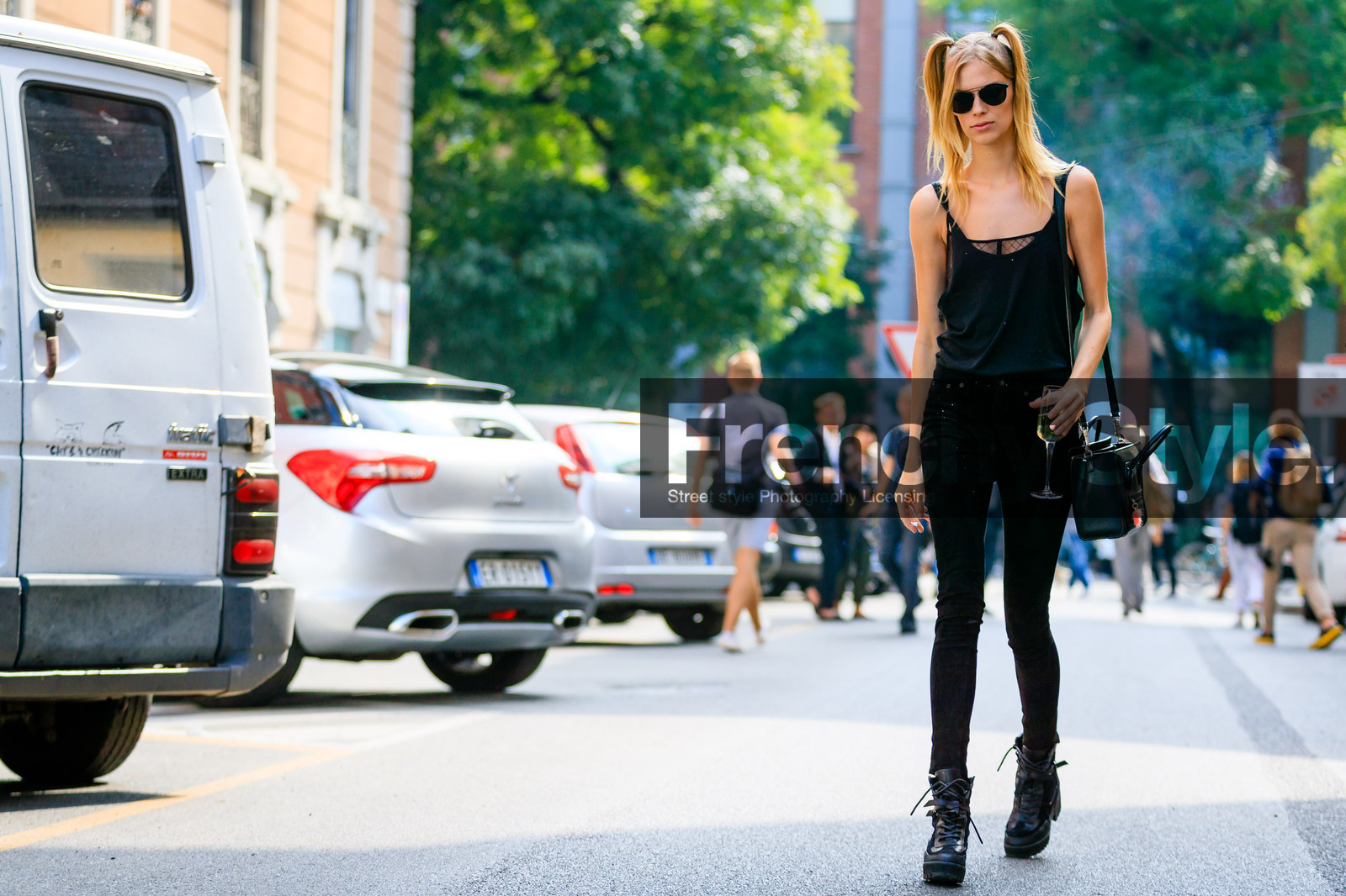 atmosphere details, black bag, black boots, black pants, black top, fashion week, frenchystyle, full length, FW, horizontal, jonathan paciullo, leather bag, leather shoes, lexi boling, louis vuitton, MFW, MILAN, model, SPRING SUMMER 2017, SS 17, street style, sunglasses, tone on tone, total look black, trousers