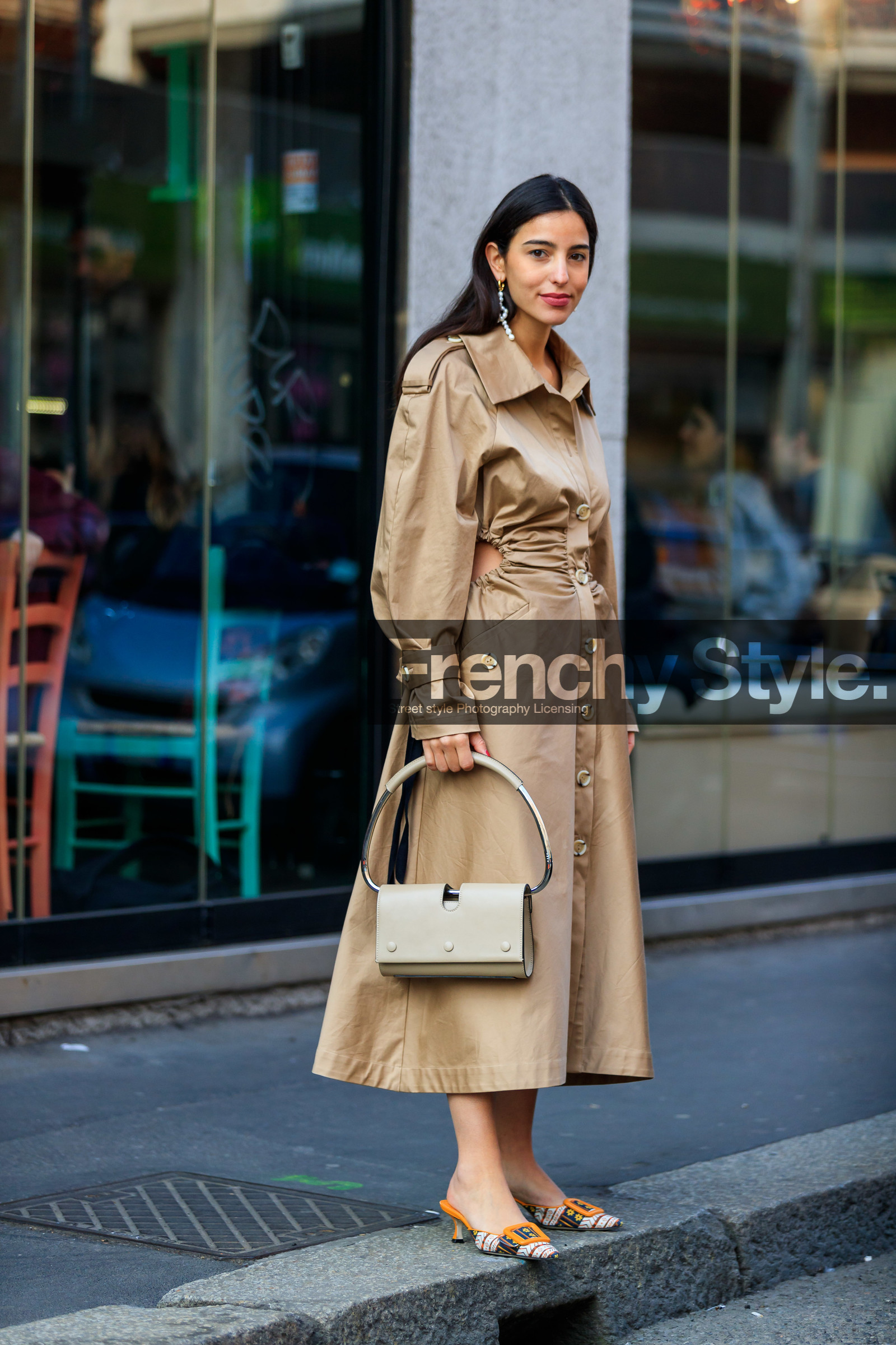 beige bag, beige coat, bettina looney, cut out, earrings, leather bag, leather shoes, trench coat, yellow shoes, MILAN, MFW, fashion week, frenchystyle, FW, jonathan paciullo, street style, AUTUMN WINTER 2019-2020, AW 19-20, FALL WINTER 2019-2020, FW 19-20, vertical, full length