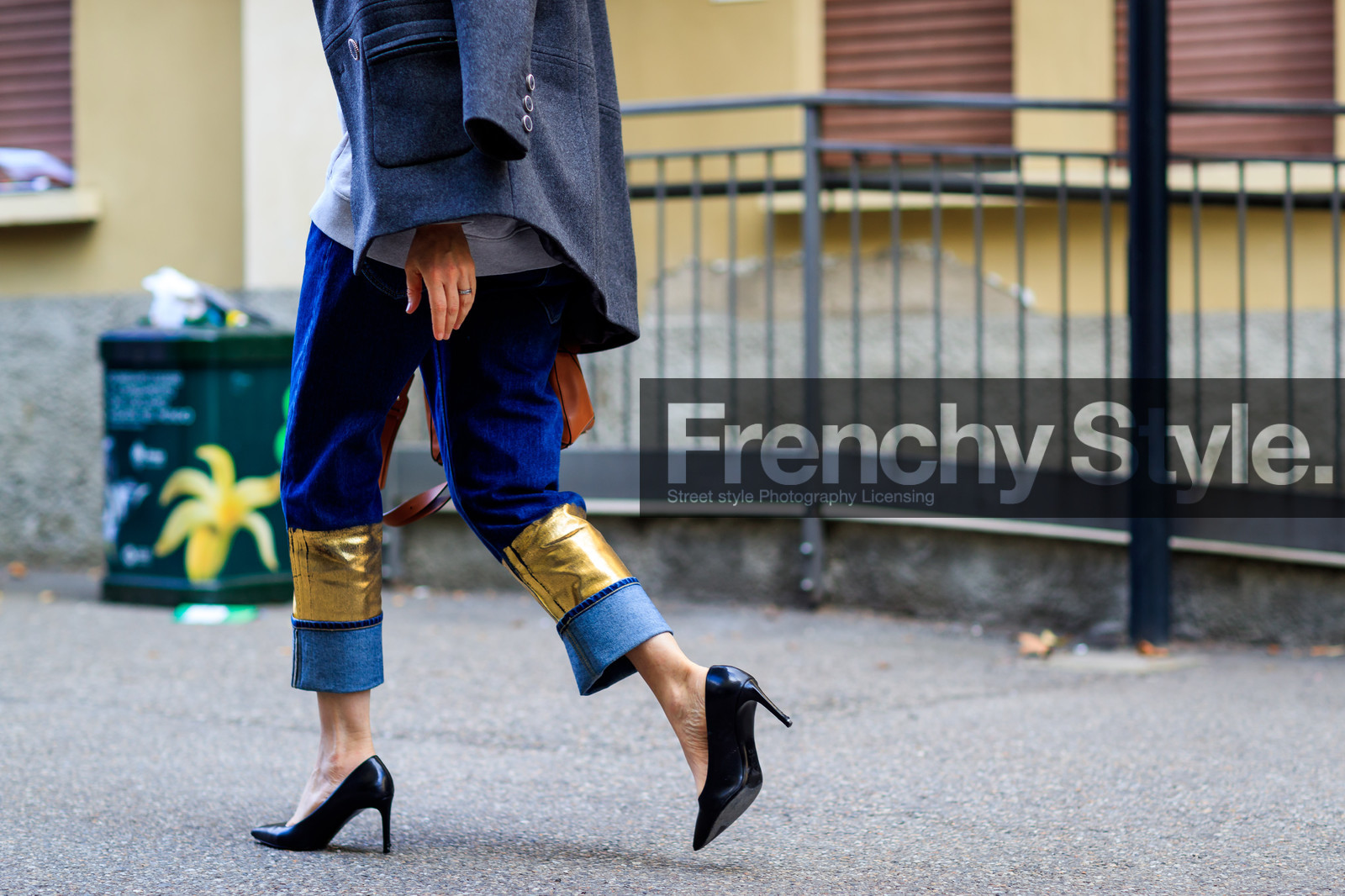 atmosphere details, AUTUMN WINTER 2017-2018, AW 17-18, black shoes, blazer, blue denim, denim pants, detail, FALL WINTER 2017-2018, fashion week, frenchystyle, FW, FW 17-18, golden details, grey jacket, high heels, horizontal, jeans, jonathan paciullo, leather shoes, MFW, MILAN, street style, trousers