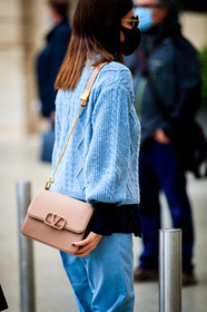 light blue pullover, nude leather bag, shoulder bag, golden chain strap bag, valentino bag, bag detail, beige leather bag, covid face mask, fashion week, frenchystyle, FW, jonathan paciullo, street style, PFW, PARIS, SPRING SUMMER 2021, SS 21, vertical, atmosphere details, detail