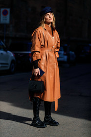 camel leather trench coat, camel leather belt, sportmax trenchcoat, sailor cap, navy blue cap, navy blue hat, black leather bag, black leather boots, louis vuitton bag, flat boots, laced boots, high boots, belted trench coat, fashion week, frenchystyle, FW, jonathan paciullo, street style, MFW, MILAN, AUTUMN WINTER 2020-2021, FALL WINTER 2020-2021, FW 20-21, vertical, full length