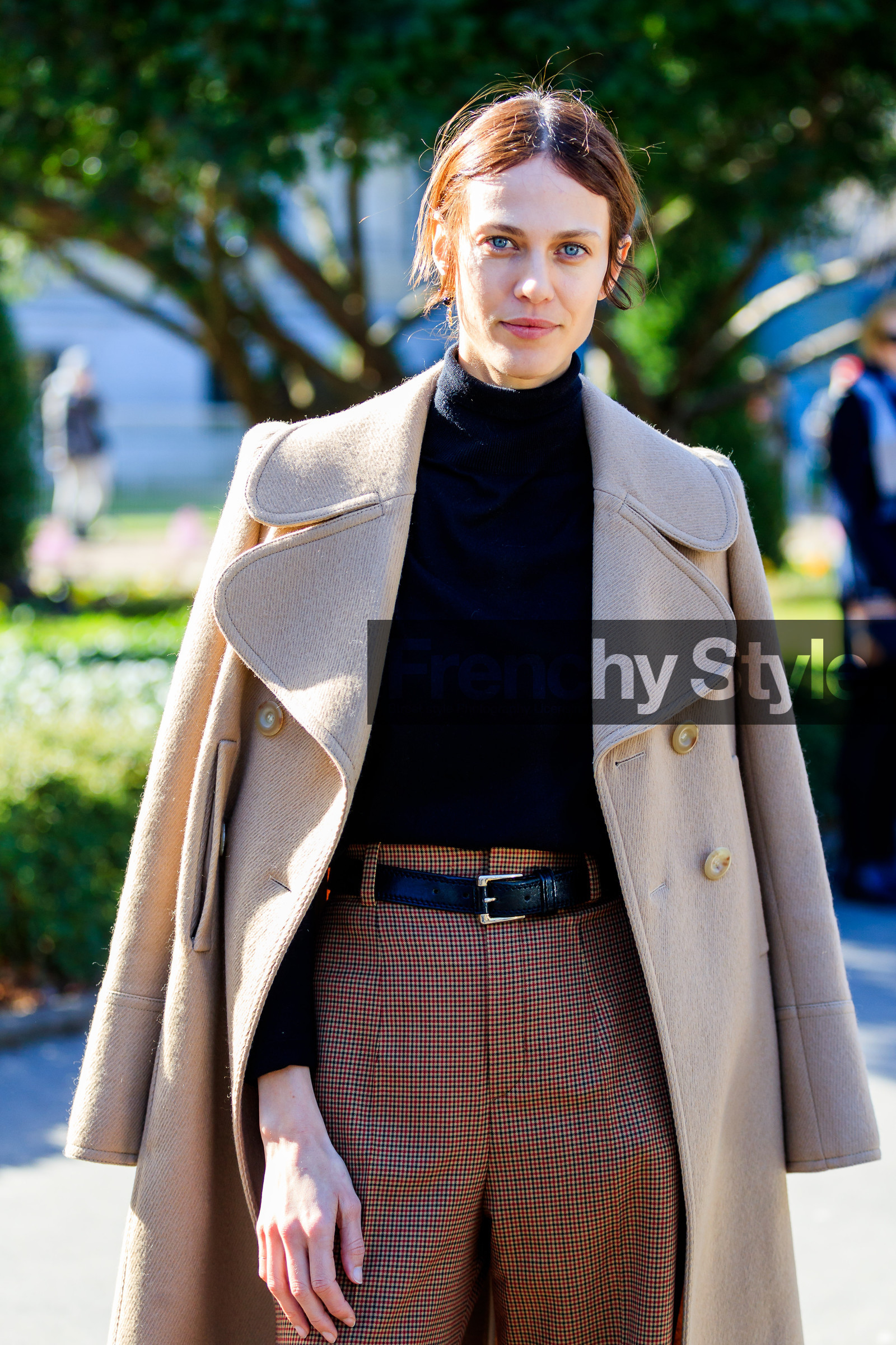atmosphere details, AUTUMN WINTER 2017-2018, AW 17-18, aymeline valade, beige coat, black belt, black sweater, brown pants, checked pants, detail, FALL WINTER 2017-2018, fashion week, frenchystyle, FW, FW 17-18, jonathan paciullo, leather belt, model, over the shoulder, PARIS, PFW, printed pants, street style, trousers, vertical
