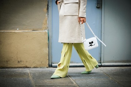 courreges look, courreges jacket, cream jacket, yellow pants, cut out pants, courreges handbag, white handbag, green pisctachio shoes, details, maria bernad, fashion week, frenchystyle, FW, jonathan paciullo, street style, AUTUMN WINTER 2022-2023, FALL WINTER 2022_2023, FW 22-23, PFW, PARIS, horizontal, atmosphere details, detail