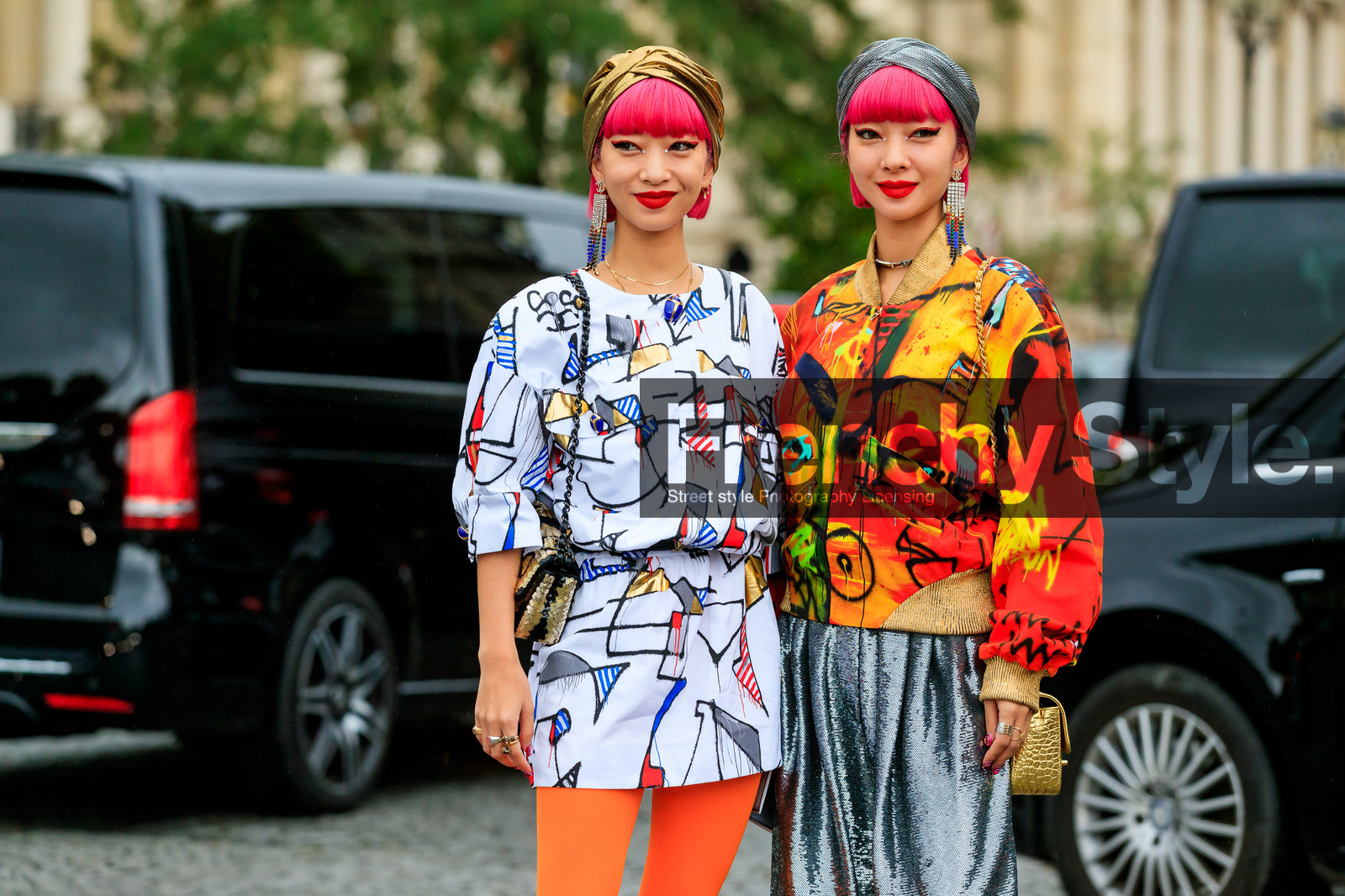 Ami and Aya Suzuki, chanel dress, chanel jacket, chanel earrings, chanel total look, chanel skirt, white dress, painted dress, mini dress, mid long sleeves dress, printed dress, belted dress, red jacket, yellow jacket, painted jacket, printed jacket, zipped jacket, sequins skirt, silvered skirt, strassed earrings, dangling earrings, silvered headband, golden headband, orange tights, pink hair, PARIS, PFW, SPRING SUMMER 2020, SS 20, fashion week, frenchystyle, FW, jonathan paciullo, street style, horizontal, atmosphere details, detail