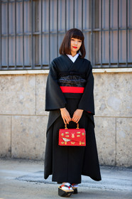 black shoes, fashion week, frenchystyle, full length, FW, graphic bag, gucci, high heels, jonathan paciullo, kimono, leather bag, leather shoes, MFW, MILAN, printed bag, red bag, red belt, SPRING SUMMER 2018, SS 18, street style, tabi shoes, vertical, white socks