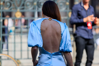 blue dress, open back, fashion week, frenchystyle, FW, jonathan paciullo, street style, PFW, PARIS, atmosphere details, horizontal, detail, AUTUMN WINTER 2018-2019, FALL WINTER 2018-2019, FW 18-19