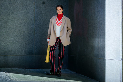 gala gonzalez, beige jacket, white pullover, red pullover, low necked pullover, turtleneck pullover, striped pullover, striped pants, red pants, black pants, yellow leather bag, shoulder bag, fashion week, frenchystyle, FW, jonathan paciullo, street style, NYFW, NEW YORK, AUTUMN WINTER 2020-2021, FALL WINTER 2020-2021, FW 20-21, horizontal, atmosphere details, detail