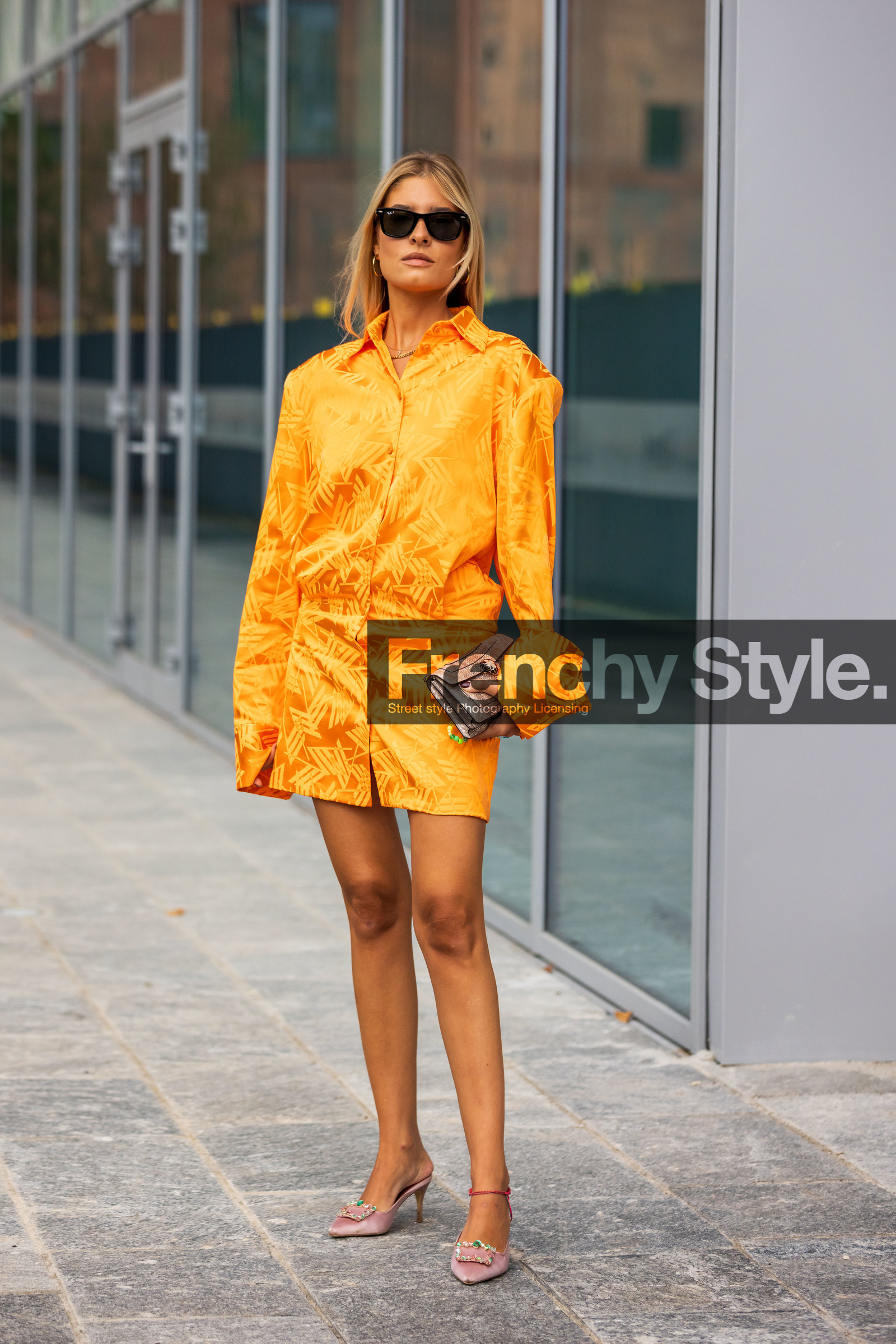 ankle bracelet, black sunglasses, bulgari bag, color, fluo color, leather bag, orange dress, pink sandals, printed dress, printed shirt, sandals, satined dress, shirt dress, silver bag, strass sandals, sunglasses, Teresa Andrés Gonzalvo, velvet sandals, fashion week, frenchystyle, FW, jonathan paciullo, street style, SPRING SUMMER 2022, SS 22, MFW, MILAN, vertical, full length