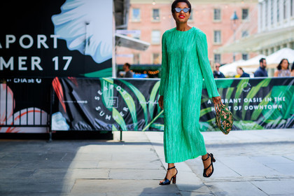 atmosphere details, black shoes, crochet, céline, fashion week, frenchystyle, full length, FW, green bag, green dress, high heels, horizontal, jonathan paciullo, leather bag, leather shoes, NEW YORK, NYFW, pleated dress, SPRING SUMMER 2018, SS 18, street style, sunglasses, tamu mcpherson