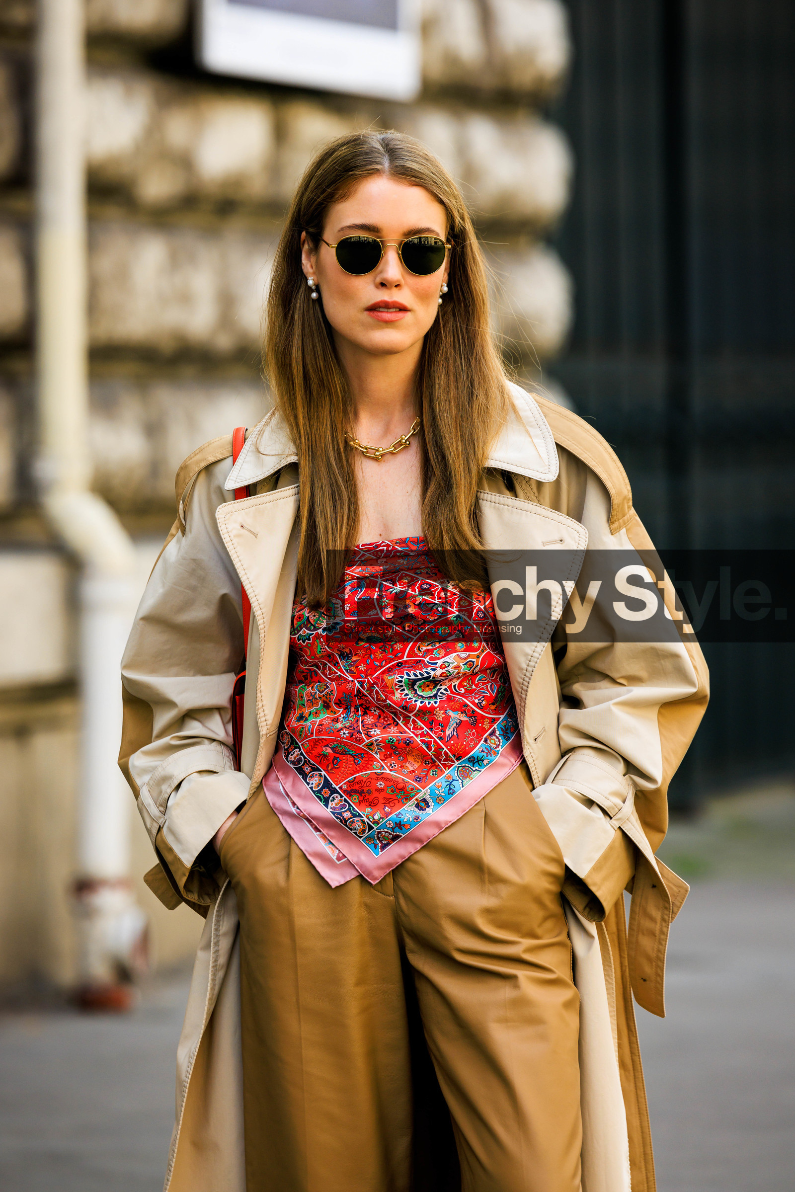 black sunglasses, beige trench, classic trench, scarf top, multprint top, highwaist pants, camel pants, baggy pants, golden necklaces, Annabel Rosendahl, street style, jonathan paciullo, FW, frenchystyle, fashion week, AUTUMN WINTER 2022-2023, FALL WINTER 2022_2023, FW 22-23, PFW, PARIS, vertical, detail