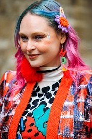 multiprint look, dyed hair, hair pins, painted jacket, plaid jacket, red jacket, printed top, strawberry print shirt, green rings, pink earrings, fluo green earrings, i, pink hair, close up, make up, kristen bateman, fashion week, frenchystyle, FW, jonathan paciullo, street style, AUTUMN WINTER 2022-2023, FALL WINTER 2022_2023, FW 22-23, PFW, PARIS, vertical, detail