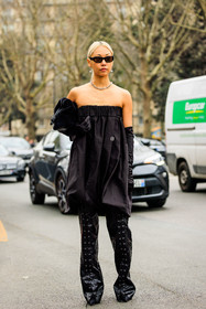 strapless dress, black mini dress, long gloves, black gloves, total black look, loewe pouch, black pouch, black trousers, leather trousers, black sunglasses, vanessa hong, street style, jonathan paciullo, FW, frenchystyle, fashion week, AUTUMN WINTER 2022-2023, FALL WINTER 2022_2023, FW 22-23, PFW, PARIS, full length, vertical