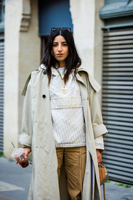 sporty look, black sunglasses, classic trench, ligh grey trench, dior hoodie, white hoodie, camel trousers, assymetric handbag, earth tones bag, multiple necklace, selma kaci sebbagh, street style, jonathan paciullo, FW, frenchystyle, fashion week, AUTUMN WINTER 2022-2023, FALL WINTER 2022_2023, FW 22-23, PFW, PARIS, vertical, detail