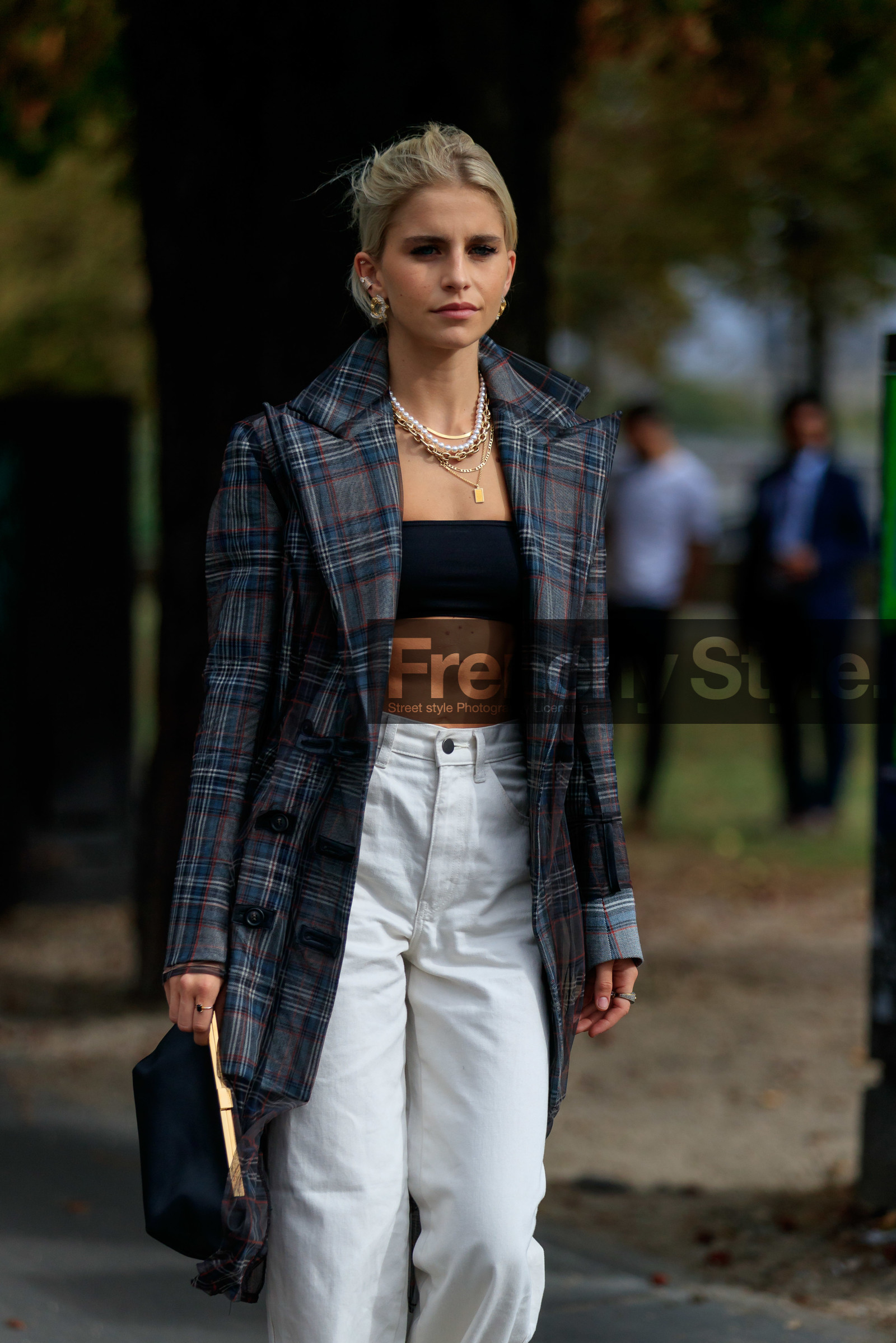caro daur, checked trench coat, dark grey trench coat, white jeans, flare jeans, black top, black bra, cropped top, multi necklace, pearl necklace, golden necklace, chain necklace, big chain necklace, black leather clutch, fashion week, frenchystyle, FW, jonathan paciullo, street style, SPRING SUMMER 2020, SS 20, PFW, PARIS, vertical, atmosphere details, detail