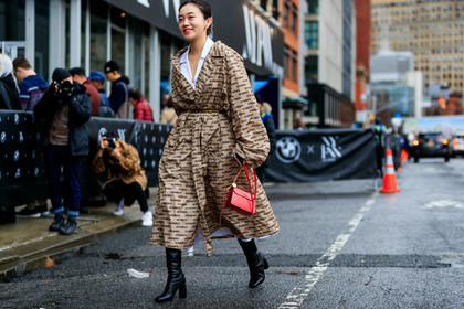 beige coat, beige trench coat, vetements coat, logo printed caot, monogrammed coat, belted coat, white shirt, golden belt, black leather boots, high heels boots, high boots, red leather bag, fashion week, frenchystyle, FW, jonathan paciullo, street style, AUTUMN WINTER 2020-2021, FALL WINTER 2020-2021, FW 20-21, horizontal, atmosphere details, full length, NYFW, NEW YORK