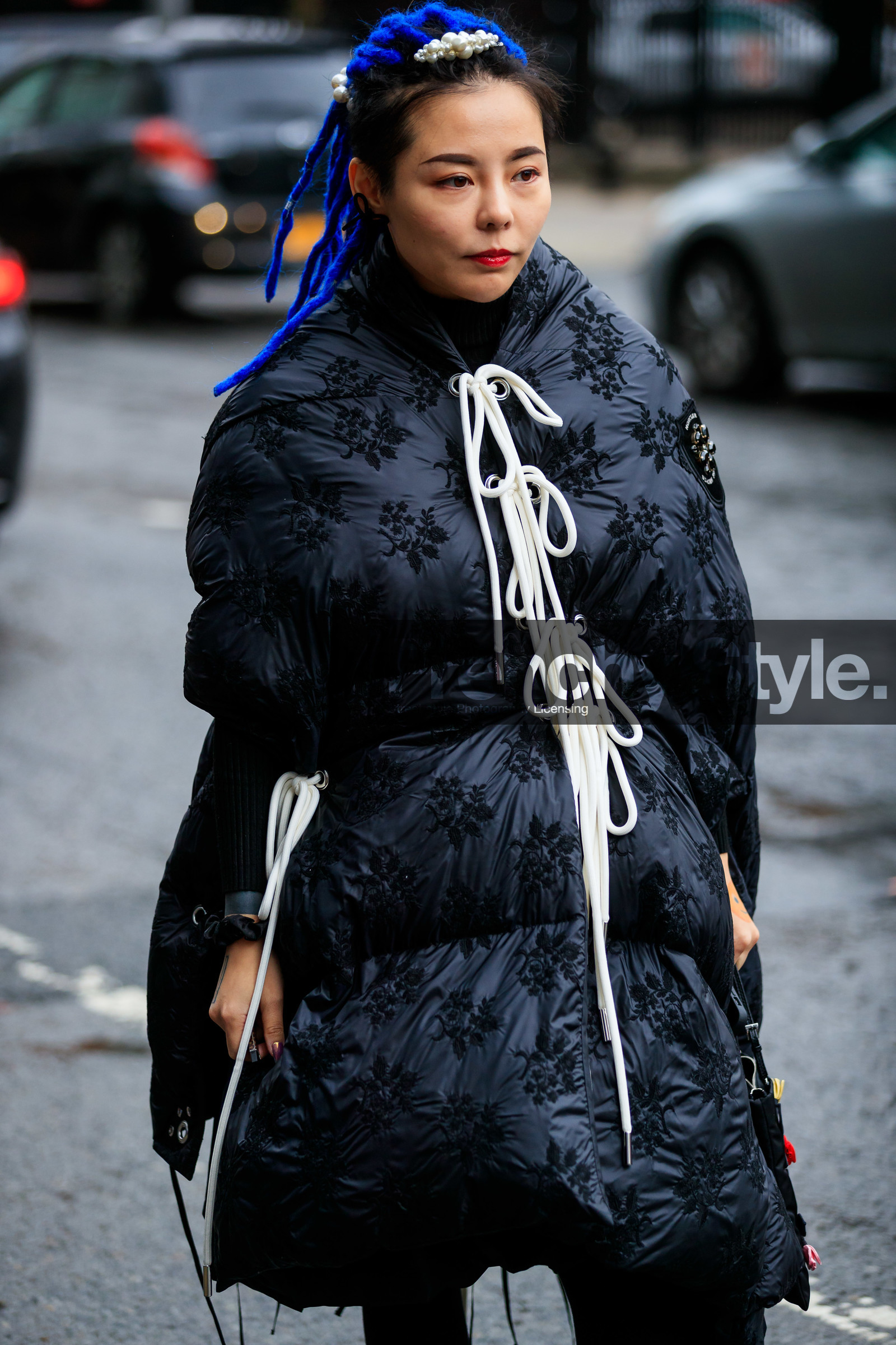 moncler coat, black coat, down jacket, laced coat, brocart coat, blue hair, pearl hair clip, hair details, asymetrical coat, oversize coat, fashion week, frenchystyle, FW, jonathan paciullo, street style, AUTUMN WINTER 2020-2021, FALL WINTER 2020-2021, FW 20-21, vertical, atmosphere details, detail, NYFW, NEW YORK
