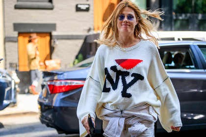 atmosphere details, detail, fashion week, frenchystyle, FW, horizontal, jonathan paciullo, natalie hartley, NEW YORK, NYFW, printed sweater, SPRING SUMMER 2018, SS 18, street style, sunglasses, white pants, white sweater
