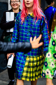 blue jacket, checked, dyed hair, graphic jacket, pink hair, plaid, pleats, printed jacket, tartan, fashion week, frenchystyle, FW, jonathan paciullo, street style, LFW, LONDON, SPRING SUMMER 2019, SS 19, vertical, detail, atmosphere details