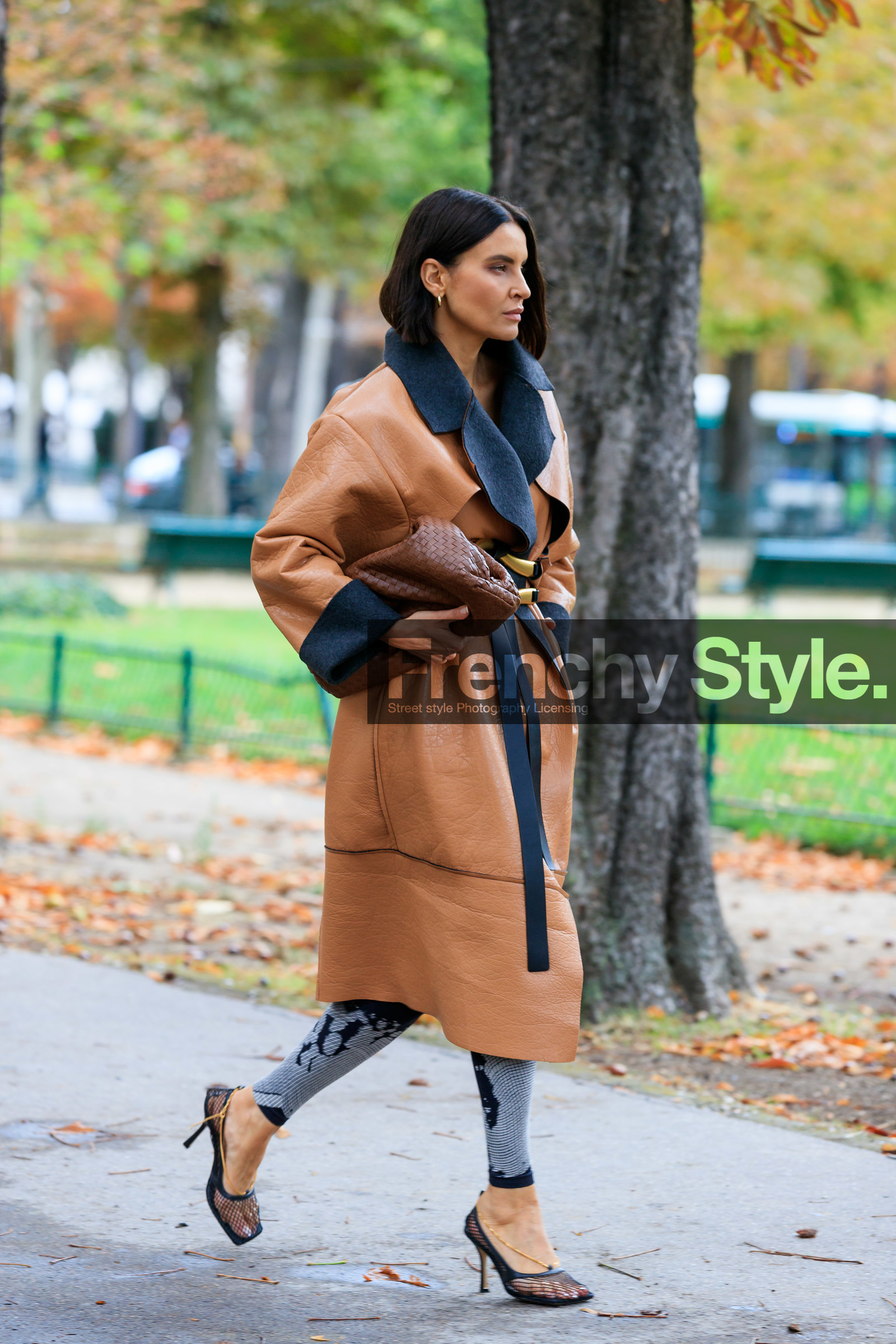 bottega veneta bag, bottega veneta look, bottega veneta coat, bottega veneta belt, bottega veneta shoes, camel leather coat, oversize coat, belted coat, black leather belt, brown leather clutch, brown leather bag, plaited bag, plaited leather bag, black leather shoes, squared toed shoes, openwork shoes, ankle bracelet, black legging, white legging, technical fabric pants, fashion week, frenchystyle, FW, jonathan paciullo, street style, SPRING SUMMER 2020, SS 20, PFW, PARIS, vertical, full length
