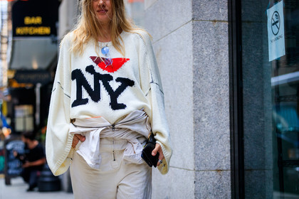 atmosphere details, black bag, detail, fashion week, frenchystyle, FW, horizontal, jonathan paciullo, leather bag, natalie hartley, NEW YORK, NYFW, printed sweater, SPRING SUMMER 2018, SS 18, street style, trousers, white pants, white sweater