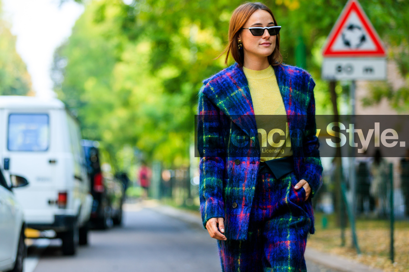 blazer, blue jacket, blue pants, blue suit, checked, checked suit, graphic jacket, graphic pants, graphic suit, lena lademann, plaid, printed jacket, printed pants, printed suit, sunglasses, trousers, yellow sweater, street style, jonathan paciullo, FW, frenchystyle, fashion week, MFW, MILAN, SPRING SUMMER 2019, SS 19, atmosphere details, horizontal, detail