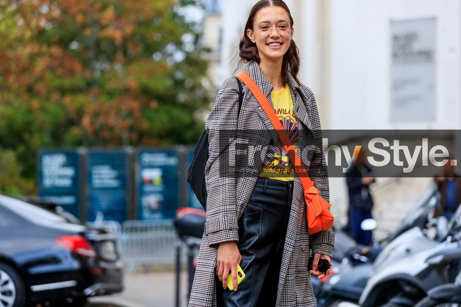 model, maeva marshall, checked trench coat, brown trench coat, beige trench coat, yellow t-shirt, orange leather bag, crossbody bag, acne studios bag, fashion week, frenchystyle, FW, jonathan paciullo, street style, SPRING SUMMER 2020, SS 20, PFW, PARIS, horizontal, detail
