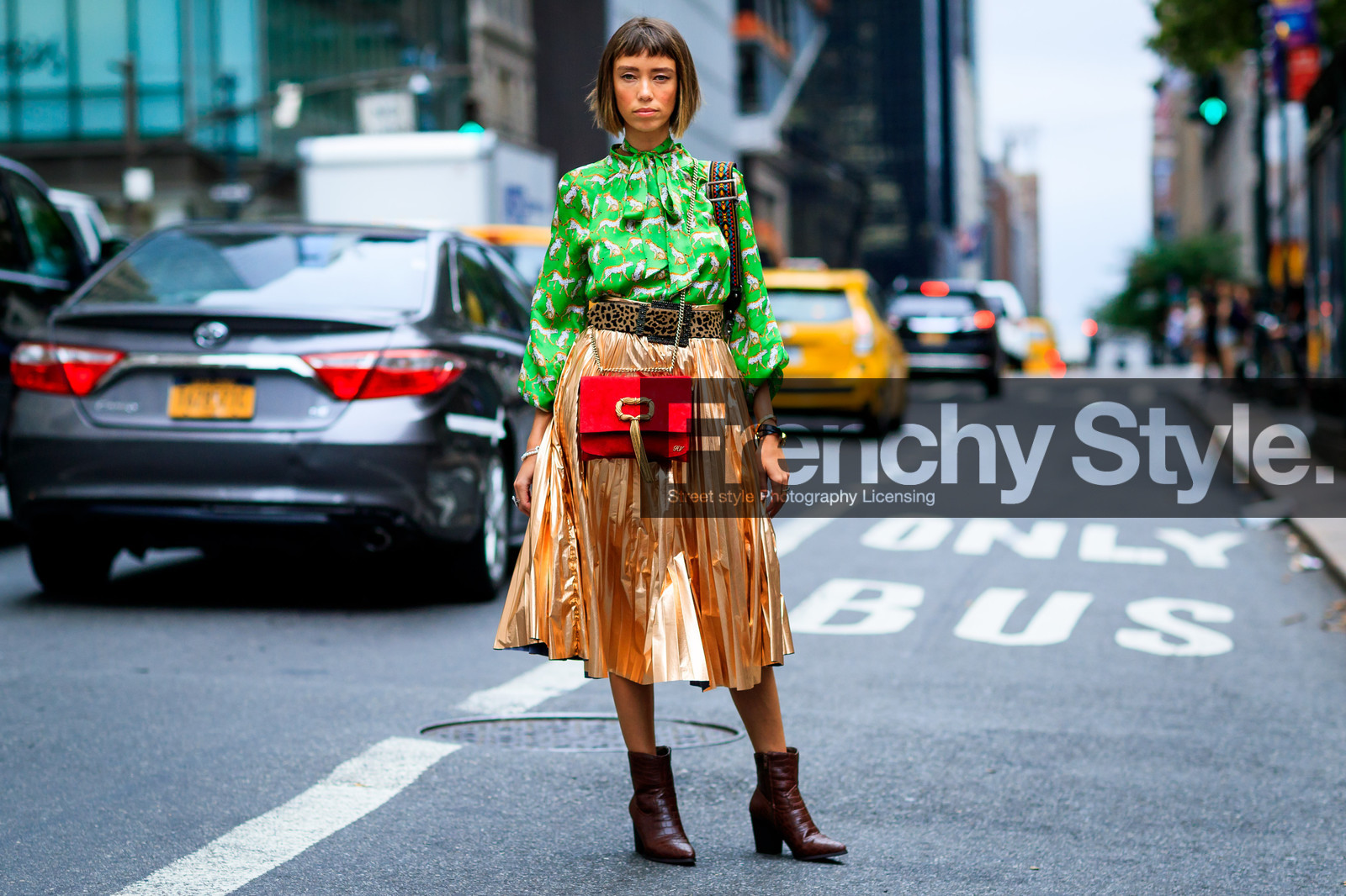 animal print, bow collar, brown boot, golden skirt, green shirt, high heels, leather bag, leather shoes, leopard, pleated skirt, printed shirt, red bag, roger vivier, shiny skirt, fashion week, frenchystyle, FW, jonathan paciullo, street style, NYFW, NEW YORK, SPRING SUMMER 2019, SS 19, atmosphere details, horizontal, full length