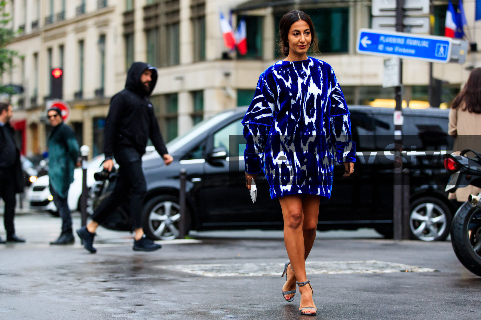 atmosphere details, AUTUMN WINTER 2016-2017, AW 16-17, blue, blue dress, blue sweater, FALL WINTER 2016-2017, fashion week, frenchystyle, full length, FW, FW 16-17, grey, grey heels, grey sandals, HAUTE COUTURE, high heels, horizontal, jonathan paciullo, leather shoes, MENSWEAR, nausheen shah, oversize, PARIS, PFW, street style, t shirt dress, tye dye, white
