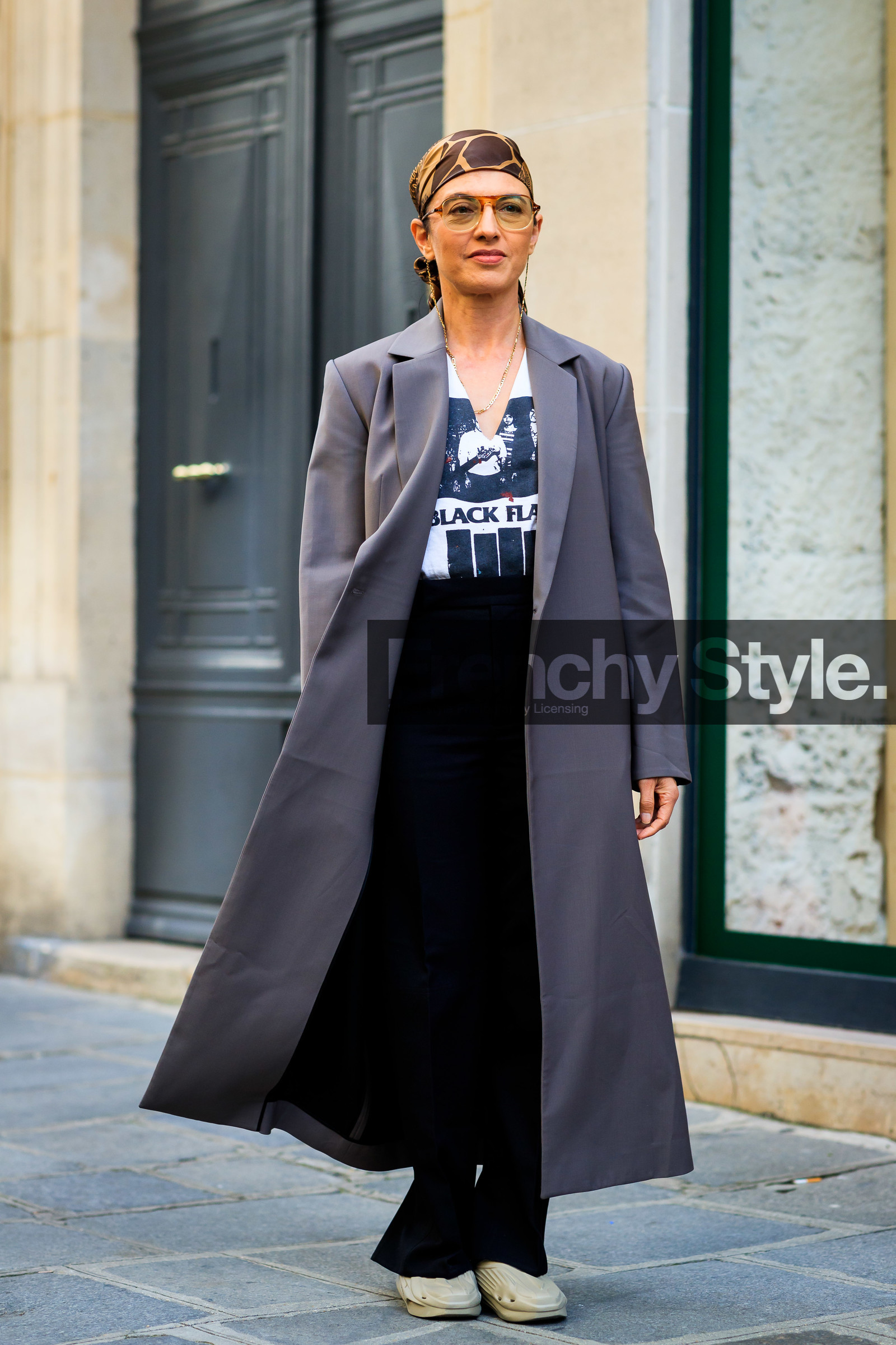 aviator glasses, hair scarf, printed scarf, animal printed scarf, beige jacket, beige scarf, brown jacket, long jacket, chain strap sunglasses, golden strap sunglasses, white t-shirt, printed t-shirt, low necked t-shirt, black pants, flare pants, beige shoes, plastic shoes, julie ragolia, fashion week, frenchystyle, FW, jonathan paciullo, street style, PFW, PARIS, SPRING SUMMER 2022, SS 22, vertical, full length