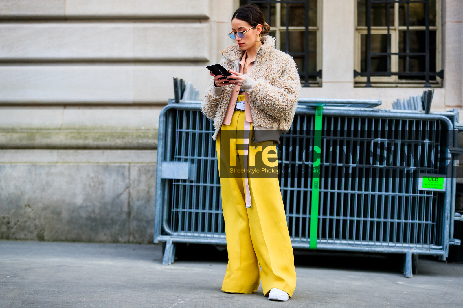 beige fur, fur jacket, leather jacket, pink jacket, sunglasses, trousers, white belt, white bra, wide pants, yellow pants, street style, jonathan paciullo, FW, frenchystyle, fashion week, PFW, PARIS, AUTUMN WINTER 2018-2019, FALL WINTER 2018-2019, FW 18-19, horizontal, atmosphere details, full length