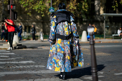 aleali may, long coat, long trench coat, painted jacket, painted trench coat, painted coat, blue trench coat, blue coat, yellow trench coat, yellow coat, black coat, black belt, belted coat, belted trench coat, black down jacket, back details, chanel shoes, black leather boots, PARIS, PFW, SPRING SUMMER 2020, SS 20, fashion week, frenchystyle, FW, jonathan paciullo, street style, horizontal, atmosphere details, full length