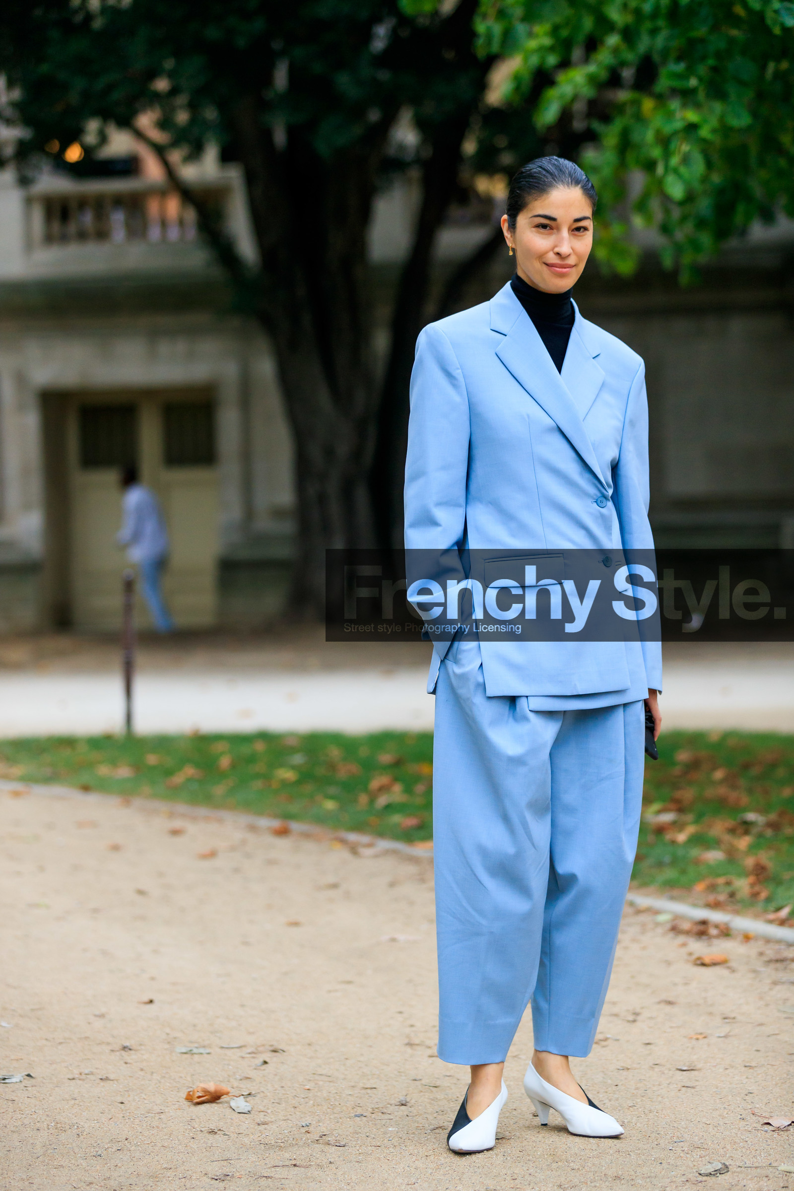 caroline issa, light blue jacket, light blue pants, light blue suits, asymetrical jacket, black pullover, turtleneck pullover, carrot pants, loose pants, white leather shoes, black leather shoes, bicolor shoes, kitten heels shoes, fashion week, frenchystyle, FW, jonathan paciullo, street style, SPRING SUMMER 2020, SS 20, PFW, PARIS, vertical, full length