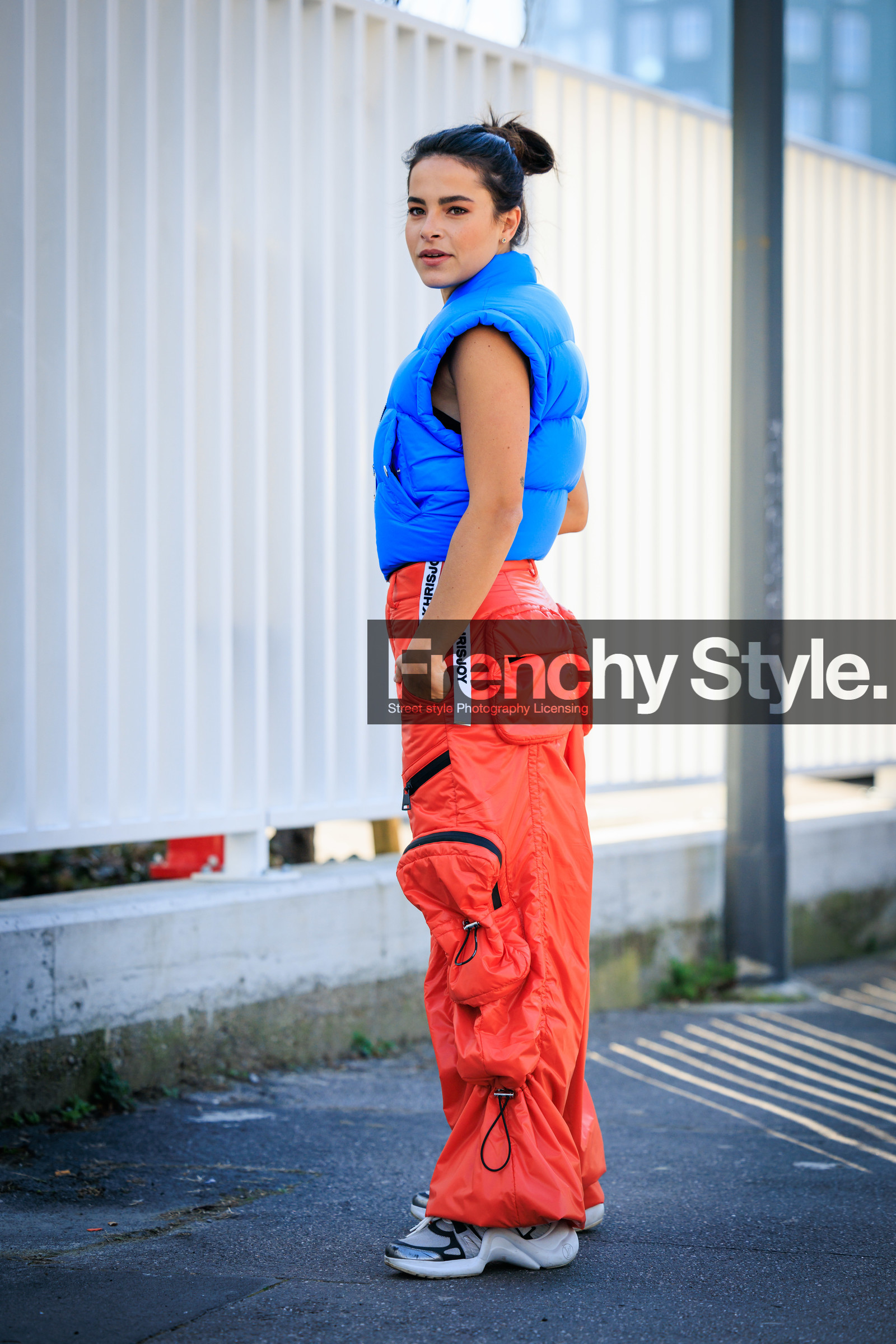 puffed sleveless vest, sleeveless blue vest, sporty look, red cargo pants, flared pants, chunky sneakers, louis vuittons sneakers, fashion week, frenchystyle, FW, jonathan paciullo, street style, MFW, MILAN, FALL WINTER 2022_2023, AUTUMN WINTER 2022-2023, FW 22-23, vertical, full length