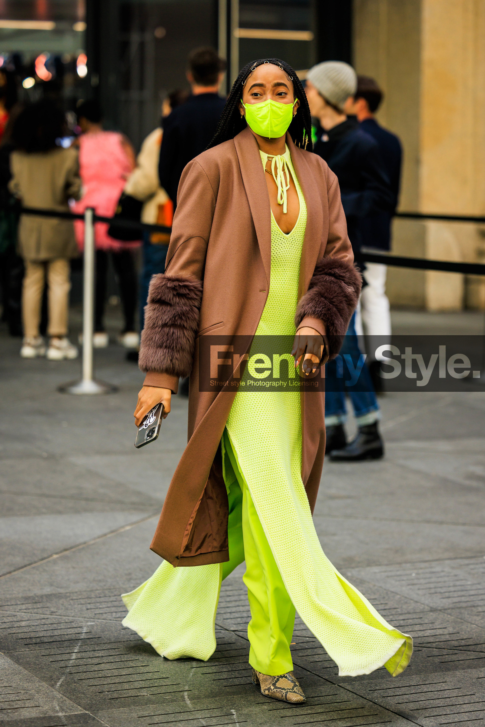 fluo green maxi cut out dress, fluo green pants, snake boots, camel coat with furr sleeves, fluo green facemask, fashion week, frenchystyle, FW, jonathan paciullo, street style, NYFW, NEW YORK, AUTUMN WINTER 2022-2023, FALL WINTER 2022_2023, FW 22-23, vertical, full length