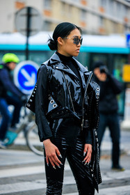 black sunglasses, pattent jacket, pattent pants, nail art, full black look, black top, total black look, fashion week, frenchystyle, FW, jonathan paciullo, street style, PARIS, PFW, SPRING SUMMER 2022, SS 22, atmosphere details, detail, vertical