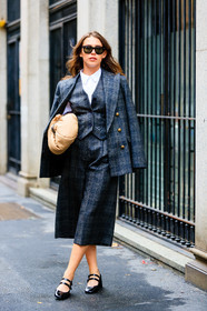 dark grey jacket, dark grey bermuda shorts, checked bermuda shorts, checked jacket, checked suits, dark grey suits, three pieces suits, boyish look, white shirt, sleeveless jacket, light beige leather clutch, rayban sunglasses, polish shoes, kitten heels shoes, mary jane shoes, black polish shoes, black polish sandals, sarah lou falk, street style, jonathan paciullo, FW, frenchystyle, fashion week, MFW, MILAN, SPRING SUMMER 2021, SS 21, vertical, full length