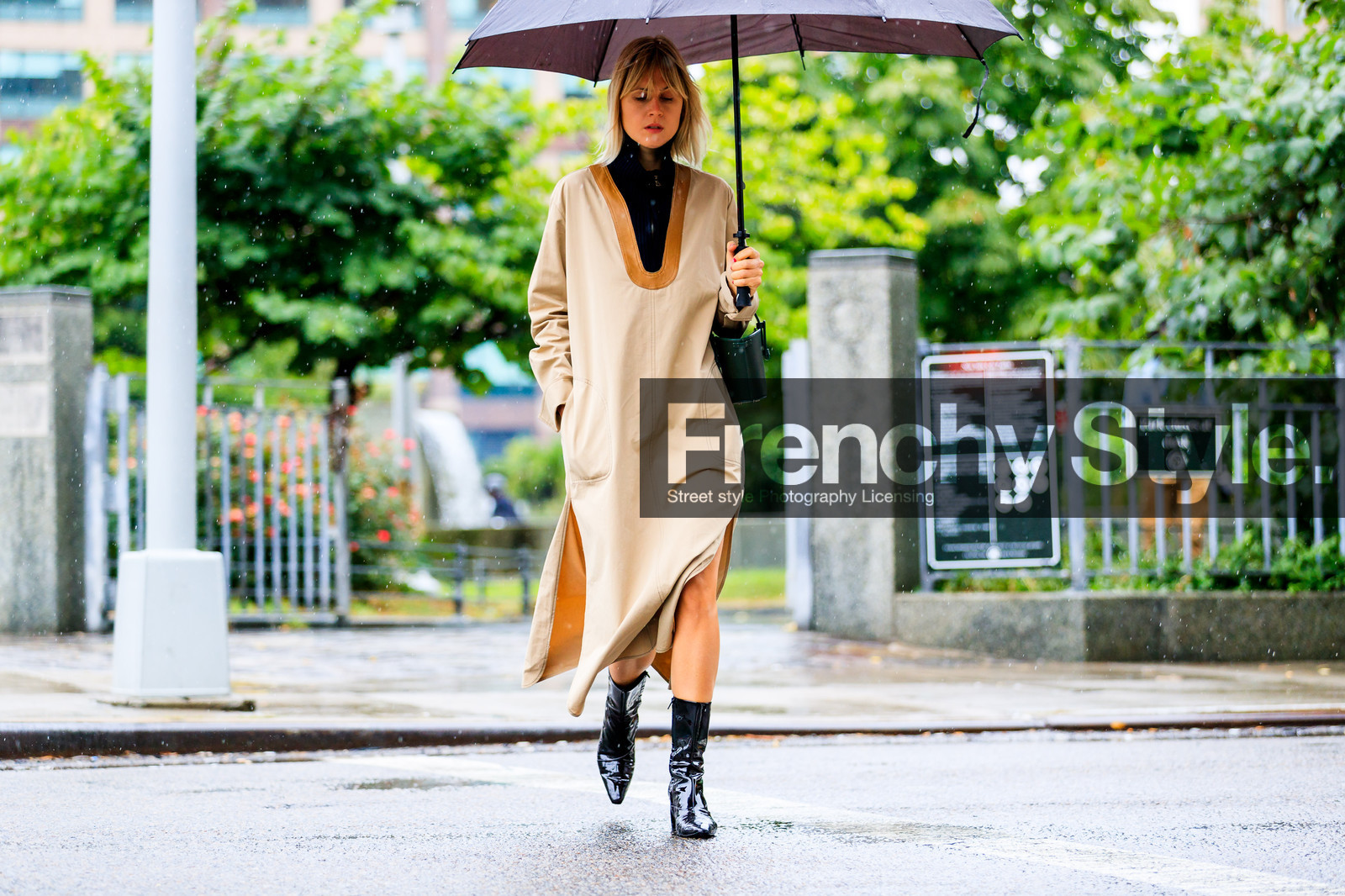 beige dress, black bag, black shoes, black turtleneck, high heels, leather bag, leather shoes, linda tol, umbrella, varnished leather shoes, street style, jonathan paciullo, FW, frenchystyle, fashion week, NYFW, NEW YORK, SPRING SUMMER 2019, SS 19, atmosphere details, horizontal, full length