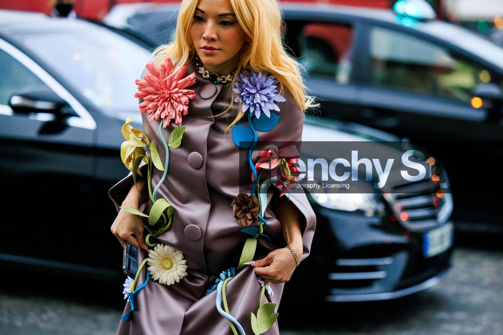 floral dress, embroidered dress, buttoned dress, satin dress, golden choker, dyed hair, golden bracelet, lila dress, fashion week, frenchystyle, FW, jonathan paciullo, street style, PARIS, PFW, SPRING SUMMER 2022, SS 22, atmosphere details, detail, horizontal