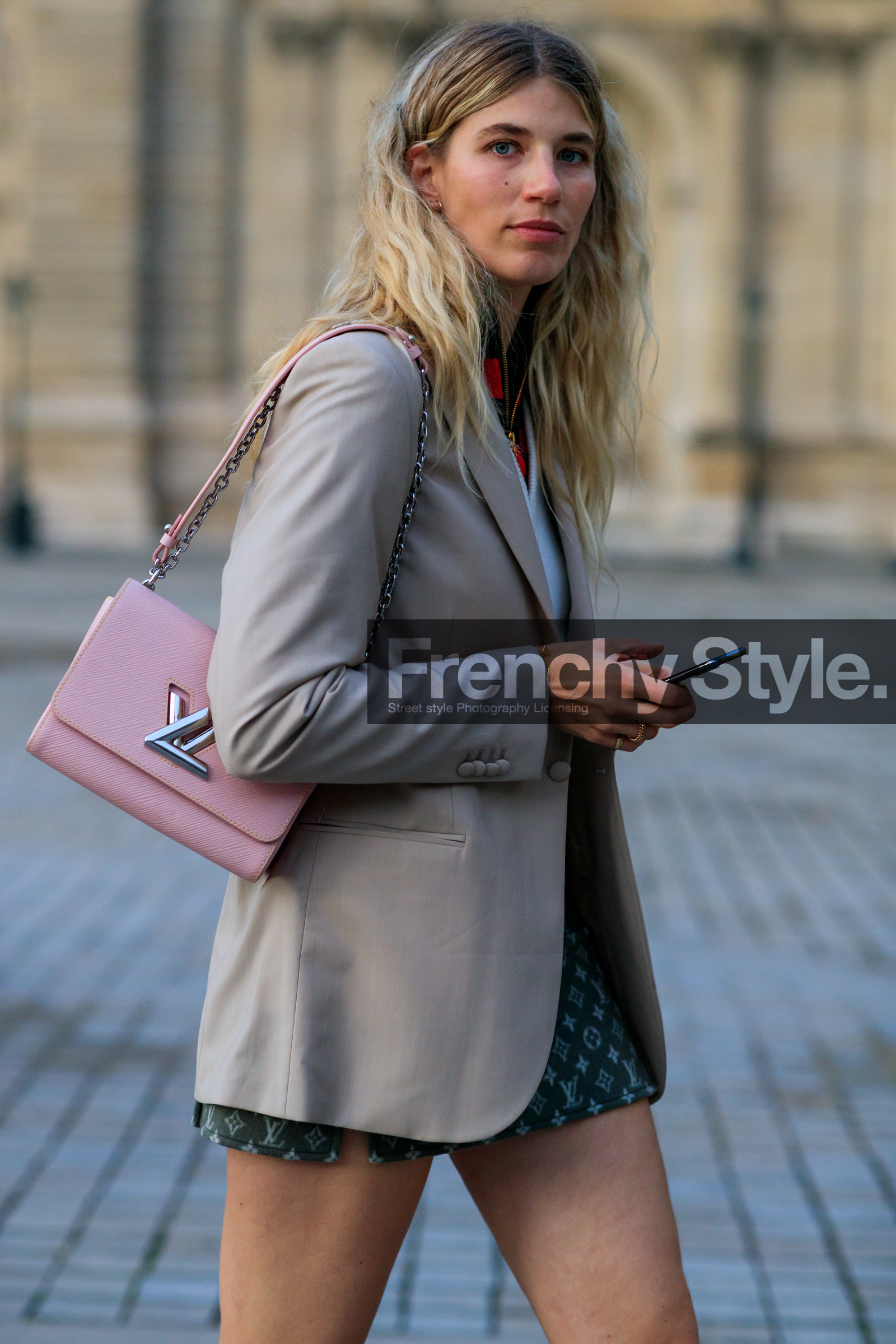 veronika heilbrunner, light beige jacket, green skirt, monogrammed skirt, mini skirt, louis vuitton skirt, louis vuitton bag, pink leather bag, shoulder bag, chain strap bag, PARIS, PFW, SPRING SUMMER 2020, SS 20, fashion week, frenchystyle, FW, jonathan paciullo, street style, vertical, atmosphere details, detail