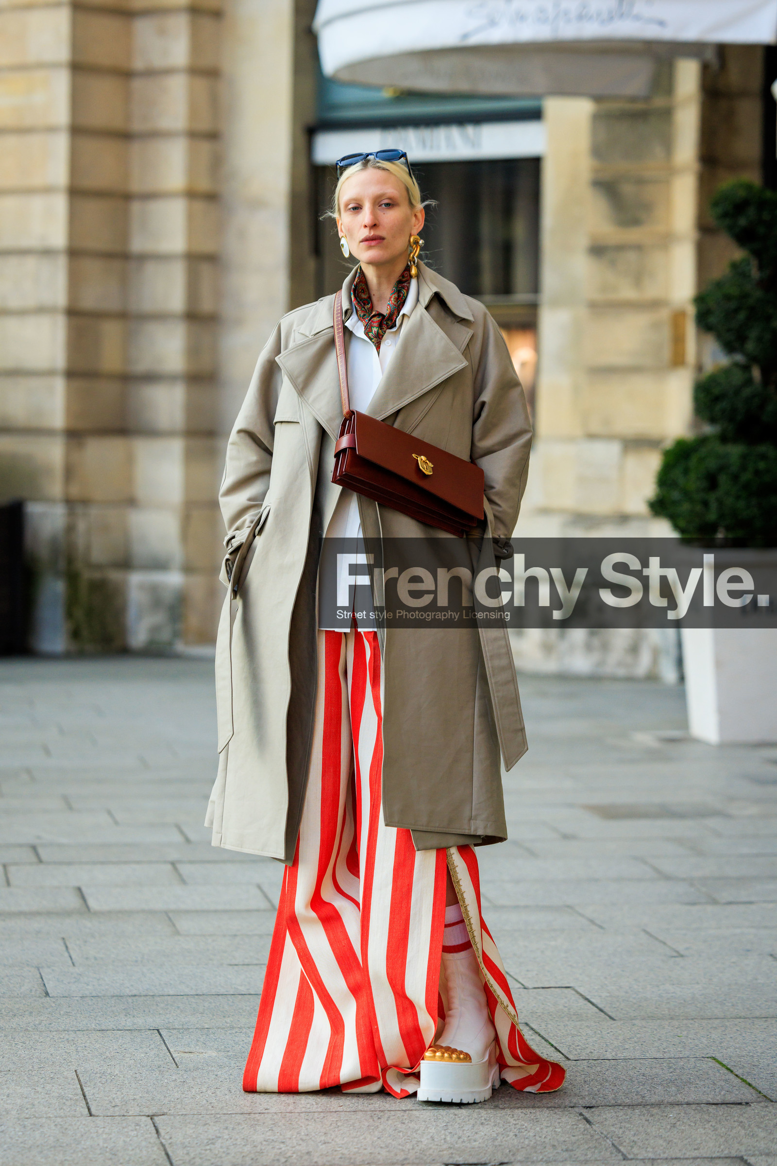 beige trench, classic trench, burgungy bag, crossbody handbag, printed scarf, white shirt, striped pants, orange pants, flared pants, platform boots, schiaparelli boots, black sunglasses, white boots, golden earrings, schiaparelli earrings, street style, jonathan paciullo, FW, frenchystyle, fashion week, AUTUMN WINTER 2022-2023, FALL WINTER 2022_2023, FW 22-23, PFW, PARIS, full length, vertical