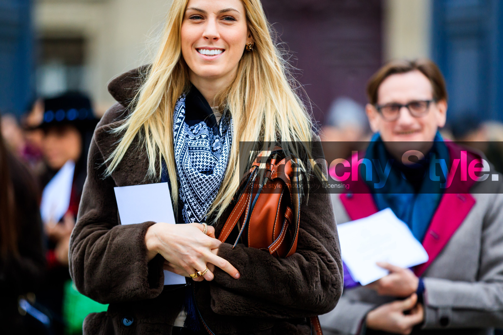 brown bag, brown coat, Fur coat, leather bag, loewe, printed scarf, fashion week, frenchystyle, FW, jonathan paciullo, street style, PFW, PARIS, AUTUMN WINTER 2018-2019, FALL WINTER 2018-2019, FW 18-19, horizontal, atmosphere details