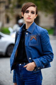 kim schell, denim, denim jacket, denim total look, blue jacket, blue jeans, make up, make up details, black eyeliner, black eyeshadows, prada jacket, hair details, PARIS, PFW, fashion week, frenchystyle, FW, jonathan paciullo, street style, SPRING SUMMER 2021, SS 21, vertical, atmosphere details, detail, model
