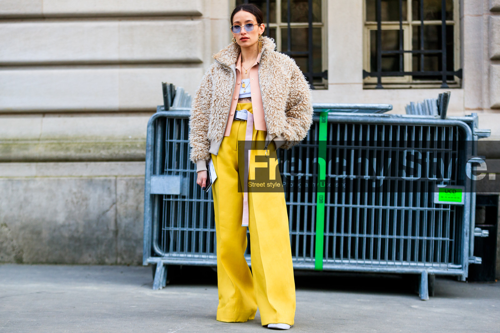 beige fur, fur jacket, leather jacket, pink jacket, sunglasses, trousers, white belt, white bra, wide pants, yellow pants, street style, jonathan paciullo, FW, frenchystyle, fashion week, PFW, PARIS, AUTUMN WINTER 2018-2019, FALL WINTER 2018-2019, FW 18-19, horizontal, atmosphere details, full length