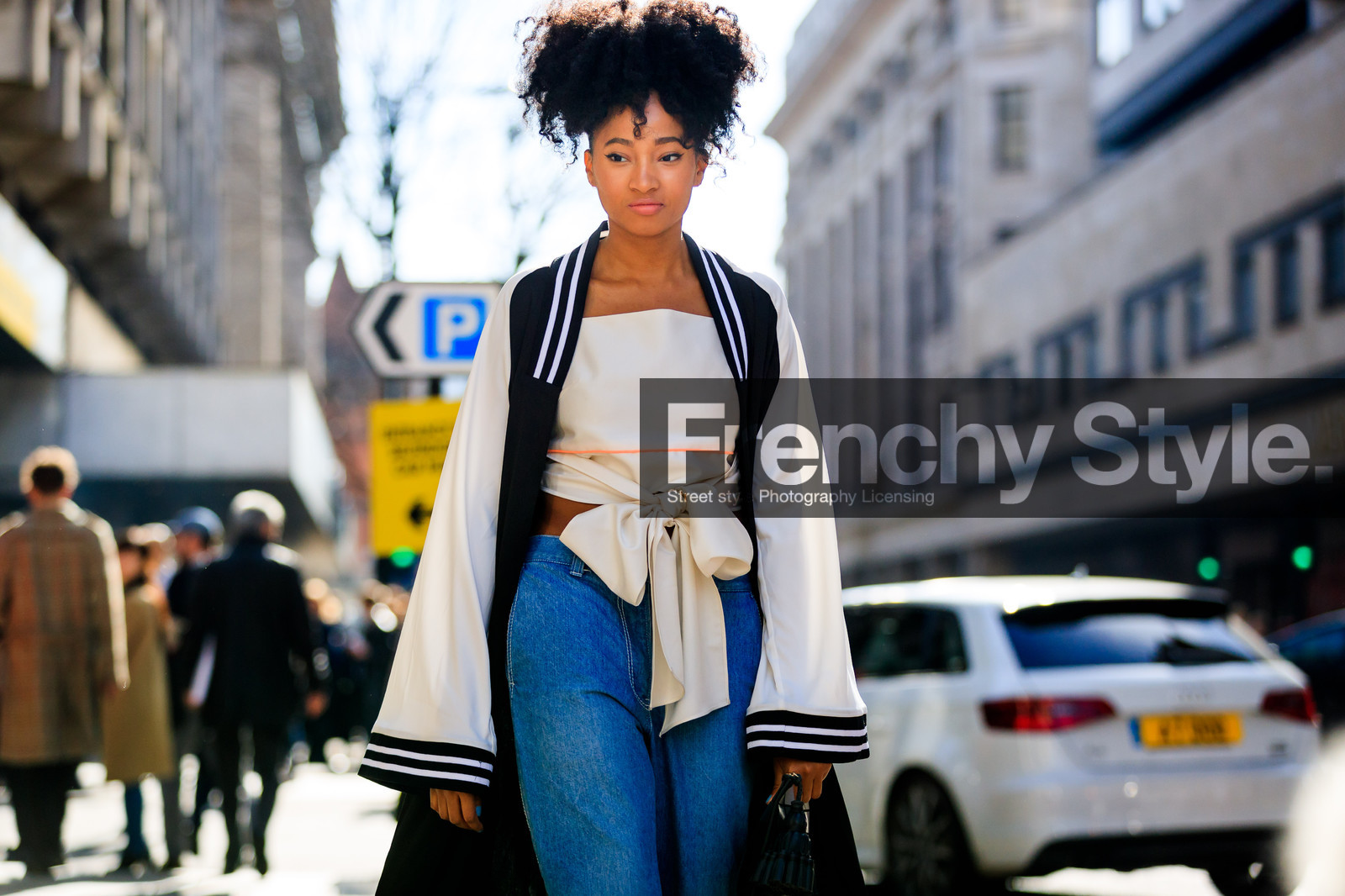 atmosphere details, AUTUMN WINTER 2017-2018, AW 17-18, black coat, blue denim, bow, bustier top, denim pants, detail, FALL WINTER 2017-2018, fashion week, frenchystyle, FW, FW 17-18, graphic coat, horizontal, jeans, jonathan paciullo, kimono, LFW, LONDON, street style, striped coat, stripes, trousers, white coat, white top